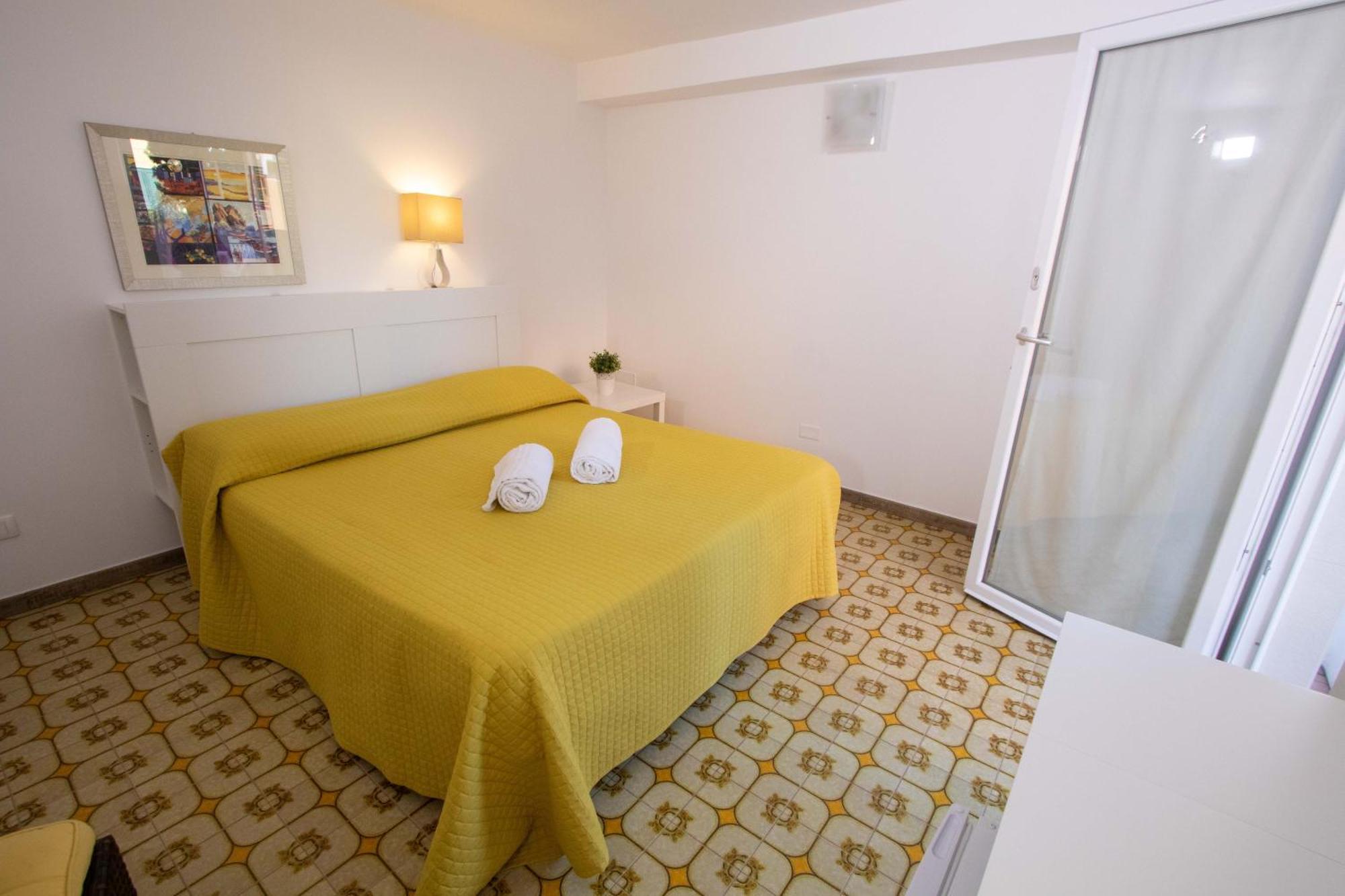 Le Torrette Rooms And Apartments 阿沃拉 外观 照片